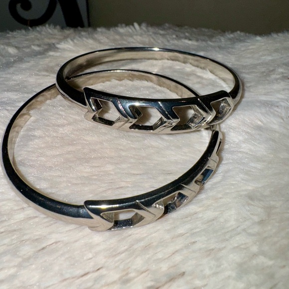 Silver bangles with chevron - Picture 2 of 2